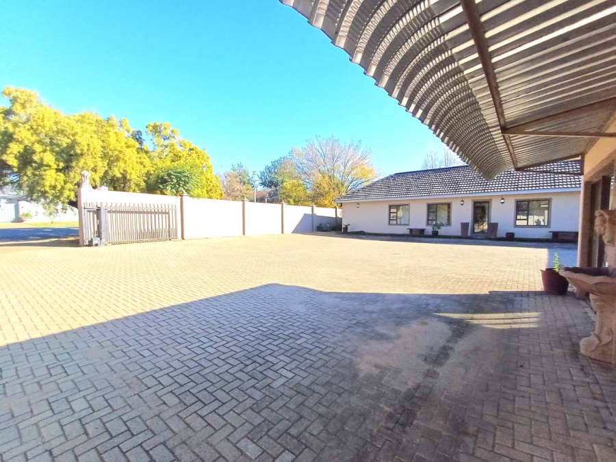 8 Bedroom Property for Sale in Noordhoek Free State